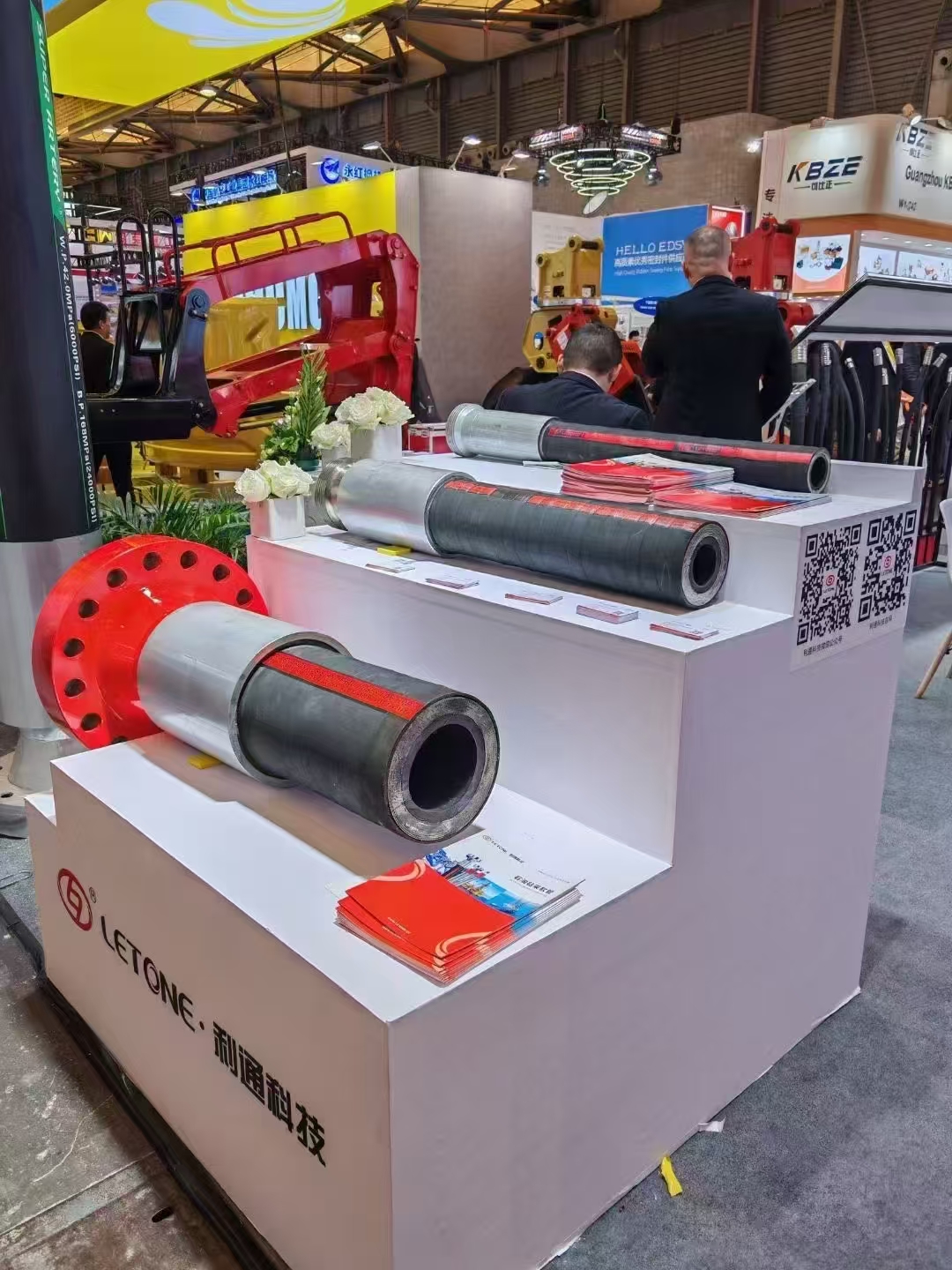 Oil hose, ID90mm, pressure resistance 1.2MPa, for offshore oil platforms.
